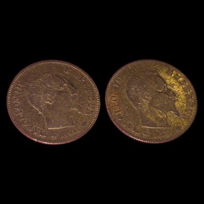 deux pièces d'or sur fond noir, avec un fond noir