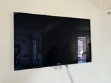 une télévision à écran plat fixée au mur dans le salon