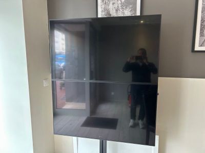 un homme se prenant en photo dans le miroir