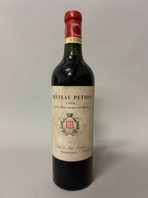 une bouteille de vin posée sur une table