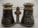 une paire de jumelles posée sur une table