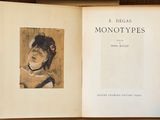 la photo d'un livre sur lequel figure la photo d'une femme