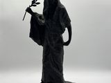 statue d'une femme tenant une rose à la main, sur fond blanc