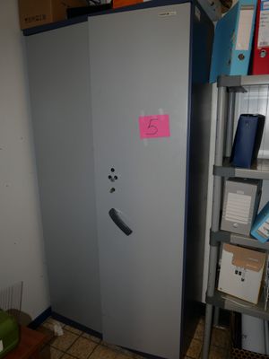 un réfrigérateur sur lequel est collé un autocollant, dans un coin de la pièce