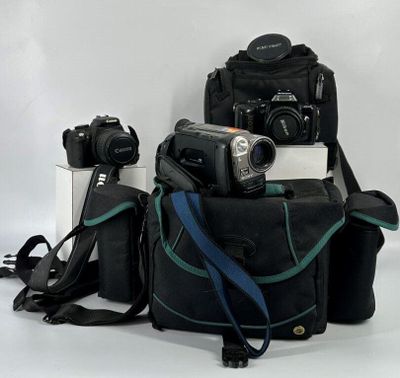 trois appareils photo et un sac pour appareil photo sur fond blanc