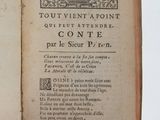 quelqu'un tient un livre ouvert dans sa main gauche