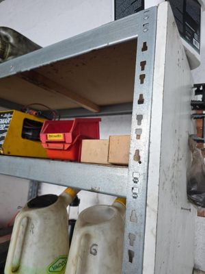 un chat assis sur une étagère dans une pièce