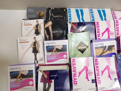 de nombreux modèles différents de collants pour femmes en rayon