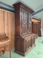 Buffet double corps en bois mouluré et sculpté à décor de po… (photo 2)