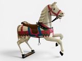 un cheval en peluche avec une selle sur le dos