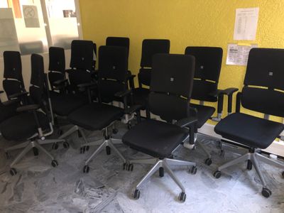 un grand nombre de chaises alignées dans une pièce