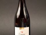 la bouteille de vin est posée sur la table, prête à être consommée