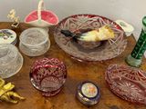 une table sur laquelle sont posés de nombreux objets en verre