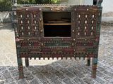 une vieille armoire en bois peinte en rouge et vert