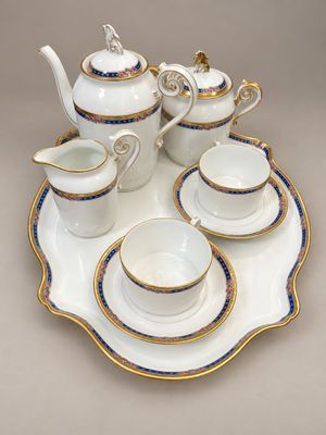 un plateau sur lequel se trouvent un service à thé, ainsi qu'une tasse et une soucoupe