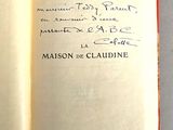 un livre ouvert avec une écriture dessus, posé sur une table