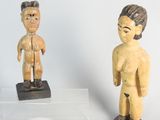 deux figurines représentant un homme et une femme, exposées