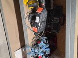 un tas d'outils posés sur une étagère
