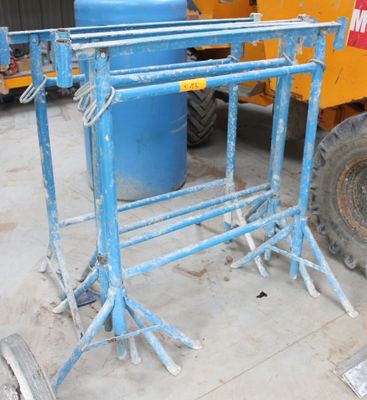 une photo d'un chantier de construction où l'on voit une fourche et un grand conteneur bleu