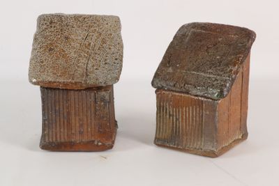 deux pièces de poterie posées l'une à côté de l'autre sur une surface blanche
