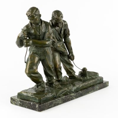 statue en bronze représentant deux hommes accompagnés d'un chien, posée sur un socle en marbre