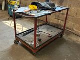une petite table sur laquelle sont posés des outils, dans une pièce