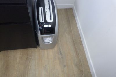 une photo d'un grille-pain posé par terre dans une cuisine