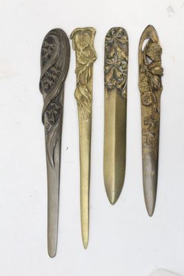 Réunion de 4 coupe papiers en bronze à motif sculptés signés…