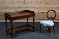 . Console en bois teinté acajou ouvrant par deux tiroirs en …