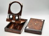 une image représentant une boîte en bois surmontée d'un miroir