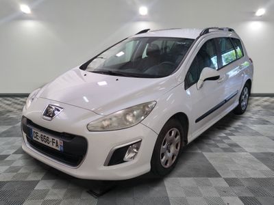 la photo d'une petite voiture blanche garée dans un garage