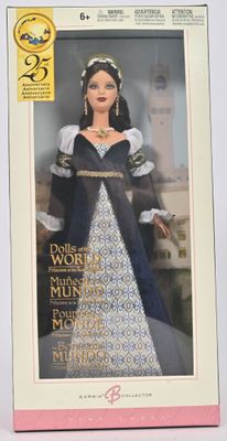 La poupée se trouve dans une boîte sur laquelle figure l'image d'une femme en robe bleue.