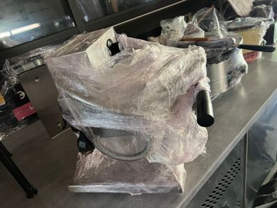 de nombreux sacs de provisions posés sur le plan de travail de la cuisine
