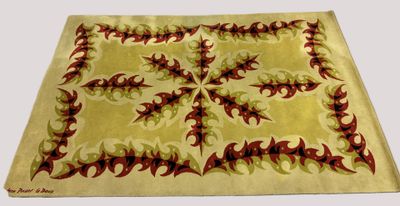 tapis beige à motifs rouges et verts