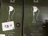 deux paquets de papier toilette sur l'étagère du magasin