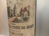 une bouteille de vin posée sur une table