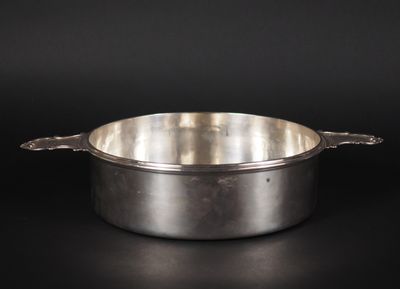 Bouillon à oreilles en argent étranger.