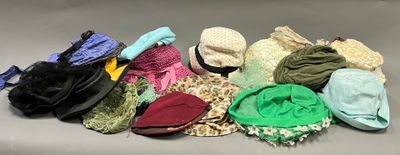 de nombreux chapeaux et écharpes disposés sur une table