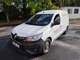 une camionnette blanche garée sur le bord de la route