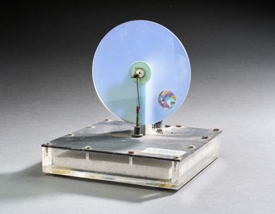 une horloge posée sur un socle en métal
