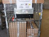 un chariot chargé de cartons et muni d'une pancarte, dans un entrepôt