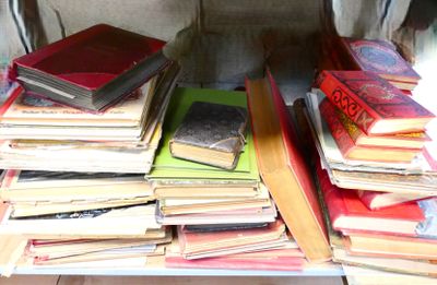 un grand nombre de livres empilés sur une table