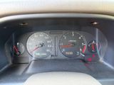 un gros plan du tableau de bord d'une voiture, avec un compteur de vitesse et des jauges
