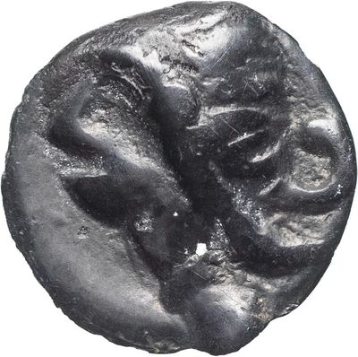 un gros plan d'une pièce de monnaie avec un visage dessus