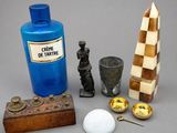 une bouteille bleue, un échiquier en bois et d'autres objets