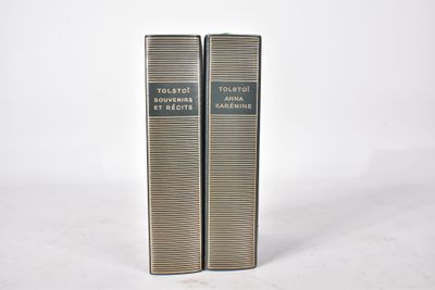 deux livres posés l'un sur l'autre sur une surface blanche