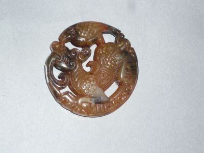 une photo d'une broche ornée d'un dragon