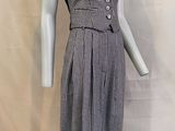une image d'une robe de mannequin sur un support de mannequin