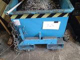 un grand conteneur bleu contenant un tas d'argent