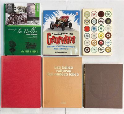 plusieurs livres posés ensemble sur une table